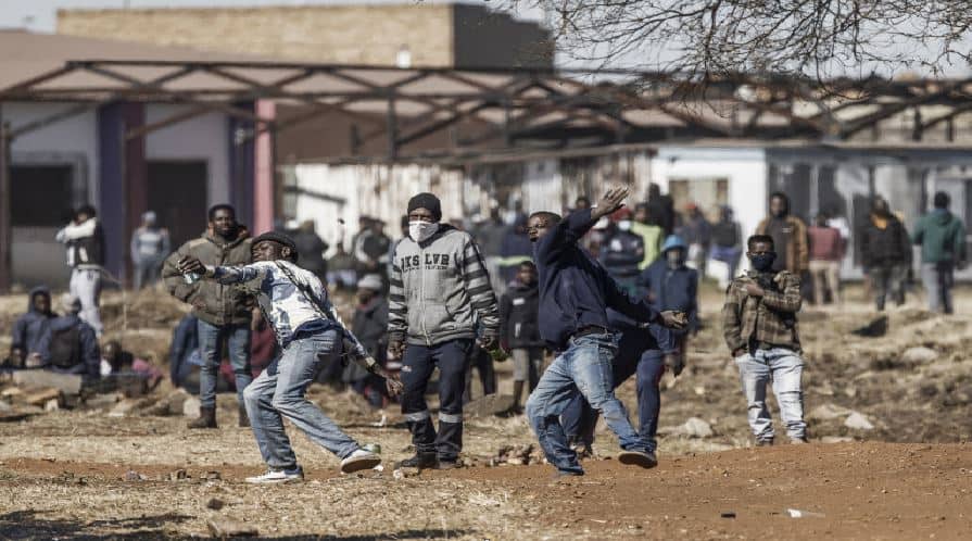 South Africa Violence: આ દેશમાં હથિયાર ઉઠાવવા માટે કેમ મજબૂર બન્યા ભારતીય મૂળના લોકો? અત્યાર સુધીમાં 117 લોકોના મોત South Africa Violence: આ દેશમાં હથિયાર ઉઠાવવા માટે કેમ મજબૂર બન્યા ભારતીય મૂળના લોકો? અત્યાર સુધીમાં 117 લોકોના મોત