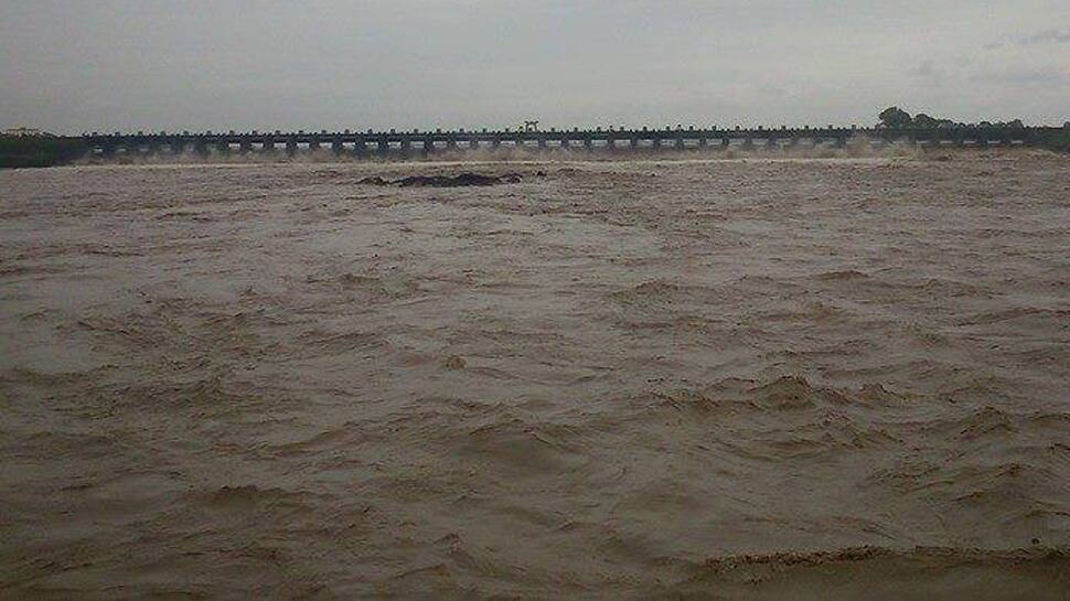 Gujarat માં ભારે વરસાદની ચેતવણી: હથનુર ડેમના 41 દરવાજા ખોલ્યા, તાપીના આ ગામોમાં એલર્ટ જાહેર Gujarat માં ભારે વરસાદની ચેતવણી: હથનુર ડેમના 41 દરવાજા ખોલ્યા, તાપીના આ ગામોમાં એલર્ટ જાહેર