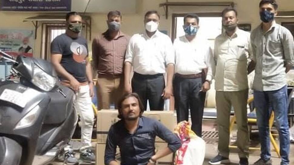 Ahmedabad: ખુલ્લેઆમ દારૂનો વેપાર કરતા દિગ્ગજ નેતાનો પુત્ર રંગેહાથ ઝડપાયો Ahmedabad: ખુલ્લેઆમ દારૂનો વેપાર કરતા દિગ્ગજ નેતાનો પુત્ર રંગેહાથ ઝડપાયો