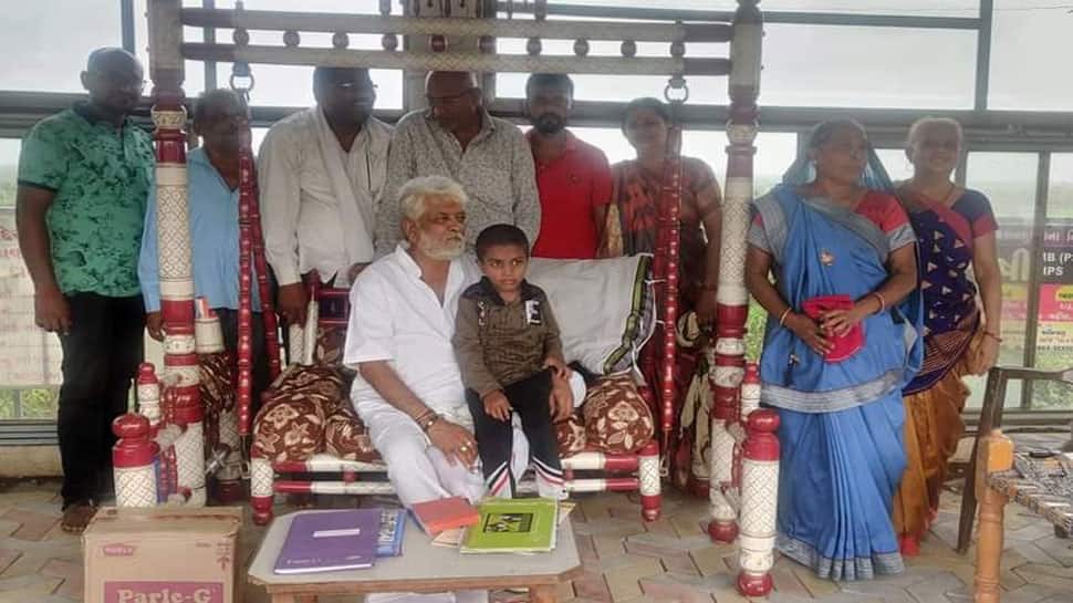 ગુરુના ચરણોમાં માતાપિતાએ ધરી દીધુ પોતાનું સંતાન, ગુરુદક્ષિણાનો અનોખો કિસ્સો ગુરુના ચરણોમાં માતાપિતાએ ધરી દીધુ પોતાનું સંતાન, ગુરુદક્ષિણાનો અનોખો કિસ્સો