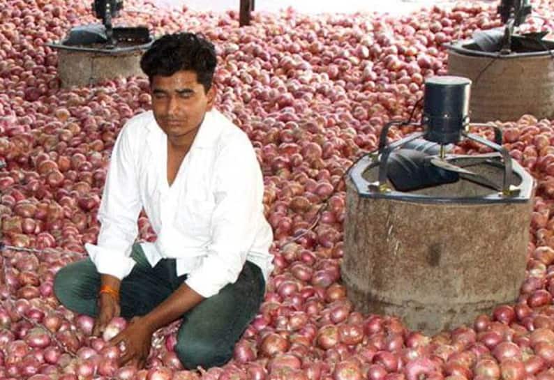 Low cost onion storage facility: ખેડૂતનો જબરદસ્ત દેશી જુગાડ, આ રીતે પાકનો સંગ્રહ કરી ઈચ્છે ત્યારે ઊંચા ભાવે કરે છે વેચાણ Low cost onion storage facility: ખેડૂતનો જબરદસ્ત દેશી જુગાડ, આ રીતે પાકનો સંગ્રહ કરી ઈચ્છે ત્યારે ઊંચા ભાવે કરે છે વેચાણ