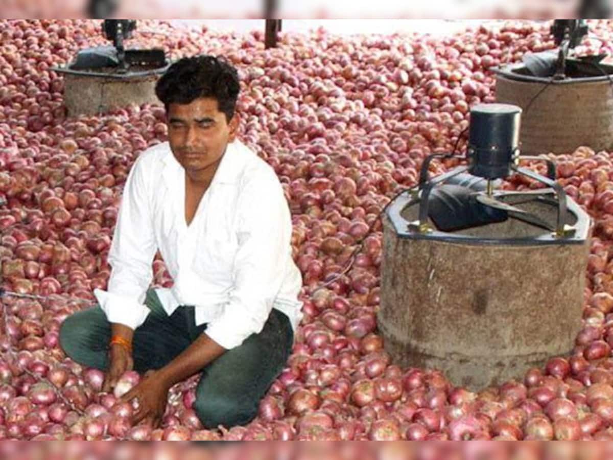 Low cost onion storage facility: ખેડૂતનો જબરદસ્ત દેશી જુગાડ, આ રીતે પાકનો સંગ્રહ કરી ઈચ્છે ત્યારે ઊંચા ભાવે કરે છે વેચાણ