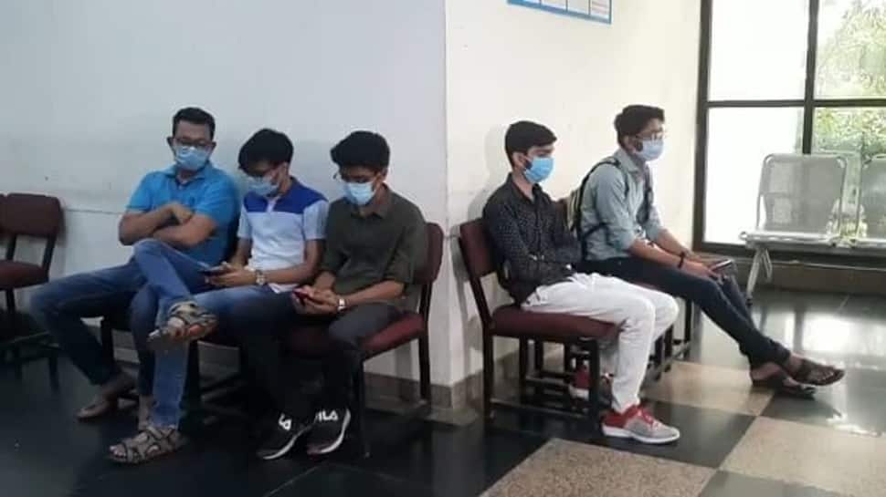 Vadodara માં રેગિંગની ઘટના: મેડિકલ સ્ટુડન્ટને જાહેરમાં કરાવી 100 ઉઠક-બેઠક, કોલેજના સત્તાધીશો દોડતા થયા Vadodara માં રેગિંગની ઘટના: મેડિકલ સ્ટુડન્ટને જાહેરમાં કરાવી 100 ઉઠક-બેઠક, કોલેજના સત્તાધીશો દોડતા થયા