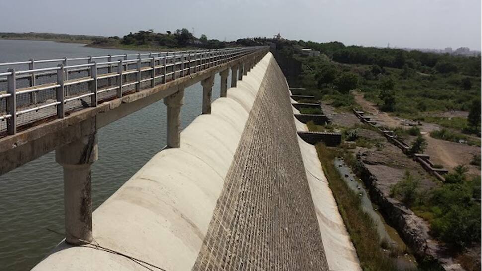 સૌરાષ્ટ્રમાં સાંબેલાધાર વરસાદ છતા ડેમની દયનીય સ્થિતિ, જો આવુને આવુ ચાલ્યુ તો સૌરાષ્ટ્ર તરસે મરશે સૌરાષ્ટ્રમાં સાંબેલાધાર વરસાદ છતા ડેમની દયનીય સ્થિતિ, જો આવુને આવુ ચાલ્યુ તો સૌરાષ્ટ્ર તરસે મરશે