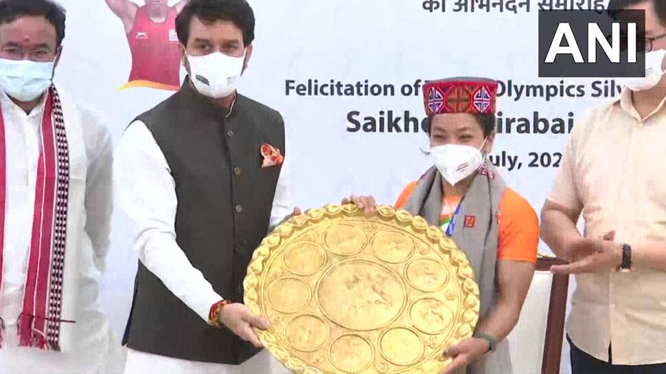 રમત મંત્રી અનુરાગ ઠાકુરે મીરાબાઈ ચાનુ અને તેના કોચ વિજય શર્માનું કર્યું સન્માન રમત મંત્રી અનુરાગ ઠાકુરે મીરાબાઈ ચાનુ અને તેના કોચ વિજય શર્માનું કર્યું સન્માન