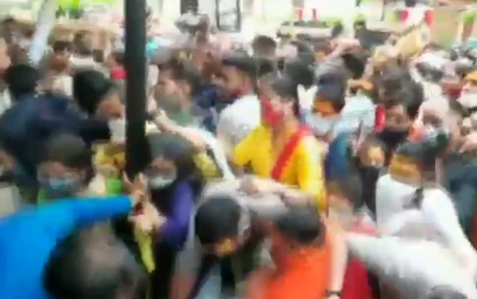MP: ઉજ્જૈનના મહાકાલેશ્વર મંદિરથી આવ્યા એક હચમચાવી નાખે તેવા સમાચાર, જુઓ Video MP: ઉજ્જૈનના મહાકાલેશ્વર મંદિરથી આવ્યા એક હચમચાવી નાખે તેવા સમાચાર, જુઓ Video