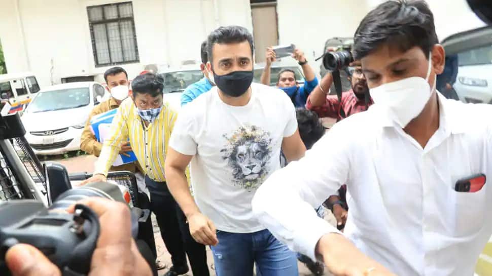 Pornography case: કોર્ટે રાજ કુન્દ્રાને 14 દિવસ જ્યુડિશિયલ કસ્ટડીમાં મોકલી દીધો Pornography case: કોર્ટે રાજ કુન્દ્રાને 14 દિવસ જ્યુડિશિયલ કસ્ટડીમાં મોકલી દીધો