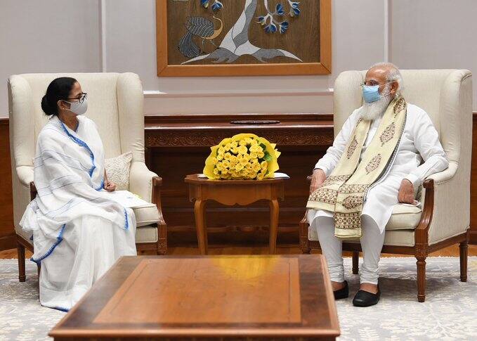 CM મમતા બેનર્જીએ પ્રધાનમંત્રી મોદી સાથે કરી મુલાકાત, પેગાસસ પર સર્વદળીય સંમેલન બોલાવવાની કરી માંગ CM મમતા બેનર્જીએ પ્રધાનમંત્રી મોદી સાથે કરી મુલાકાત, પેગાસસ પર સર્વદળીય સંમેલન બોલાવવાની કરી માંગ