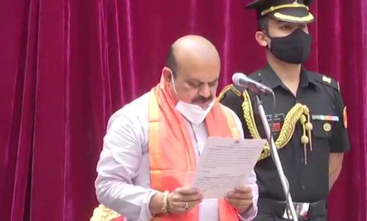Basavaraj Bommai કર્ણાટકના 23માં મુખ્યમંત્રી બન્યા, રાજ ભવનમાં લીધા CM પદના શપથ Basavaraj Bommai કર્ણાટકના 23માં મુખ્યમંત્રી બન્યા, રાજ ભવનમાં લીધા CM પદના શપથ