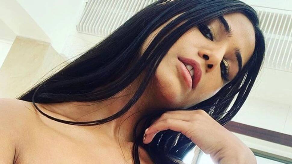 Poonam Pandey એ પોર્નોગ્રાફી અને ન્યૂડિટીમાં રહેલો ફરક સમજાવ્યો, મંદિરોની 'મૂર્તિઓ'નું આપ્યું ઉદાહરણ Poonam Pandey એ પોર્નોગ્રાફી અને ન્યૂડિટીમાં રહેલો ફરક સમજાવ્યો, મંદિરોની 'મૂર્તિઓ'નું આપ્યું ઉદાહરણ