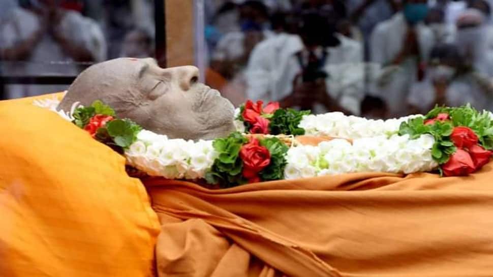 હરિપ્રસાદ સ્વામીના દેહને પાંચ દિવસ સાચવવા કરાઈ ખાસ રસાયણિક પ્રક્રિયા, સુરતની સંસ્થાનો છે મોટો ફાળો હરિપ્રસાદ સ્વામીના દેહને પાંચ દિવસ સાચવવા કરાઈ ખાસ રસાયણિક પ્રક્રિયા, સુરતની સંસ્થાનો છે મોટો ફાળો