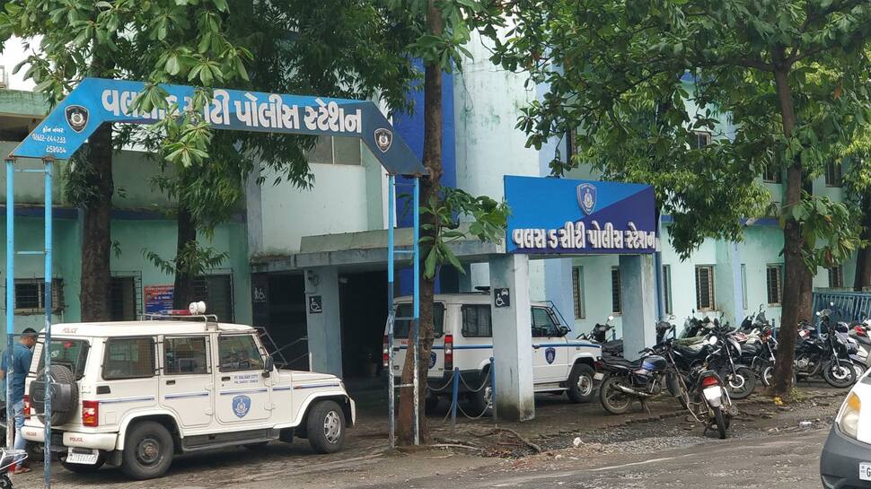 VALSAD: ખુંખાર ગેંગસ્ટરે પેન્ટ કાઢીને એવી હરકત કરી કે જિલ્લા પોલીસ અને કલેક્ટર પણ દોડતા થયા VALSAD: ખુંખાર ગેંગસ્ટરે પેન્ટ કાઢીને એવી હરકત કરી કે જિલ્લા પોલીસ અને કલેક્ટર પણ દોડતા થયા
