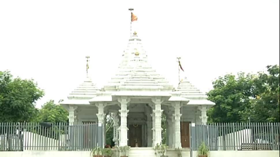 AHMEDABAD માં ચાંદખેડા પોલીસ સુતી રહી અને ચોર મંદિરમાં કળા કરી ગયા, ગાર્ડને બંધક બનાવ્યો AHMEDABAD માં ચાંદખેડા પોલીસ સુતી રહી અને ચોર મંદિરમાં કળા કરી ગયા, ગાર્ડને બંધક બનાવ્યો