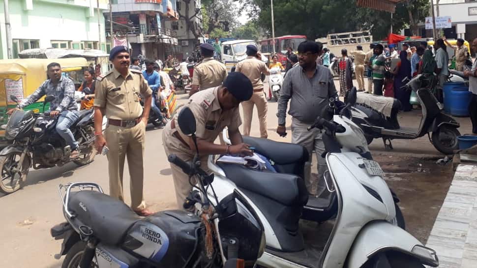 Ahmedabad: હવે રોકડા રૂપિયા નથી એવું બહાનું નહી ચાલે, પોલીસ POS મશીન દ્વારા વસૂલશે દંડ Ahmedabad: હવે રોકડા રૂપિયા નથી એવું બહાનું નહી ચાલે, પોલીસ POS મશીન દ્વારા વસૂલશે દંડ