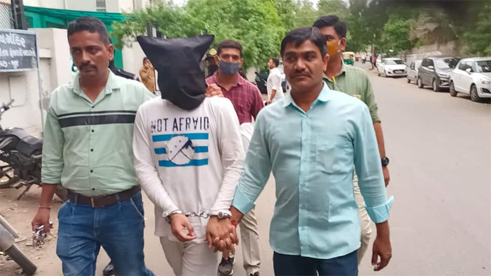 Drugs Mafia શાહિદ સુમરાને ભુજની NDPS કોર્ટમાં રજૂ કરાયો, કોર્ટે મંજૂર કર્યા રિમાન્ડ Drugs Mafia શાહિદ સુમરાને ભુજની NDPS કોર્ટમાં રજૂ કરાયો, કોર્ટે મંજૂર કર્યા રિમાન્ડ
