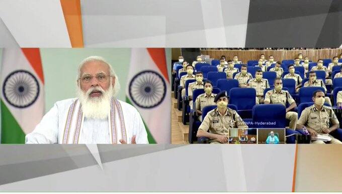 PM Narendra Modi નો ટ્રેઈની IPS ઓફિસરો સાથે સંવાદ, કહ્યું- યુવા લીડરશીપ દેશને આગળ લઈ જશે PM Narendra Modi નો ટ્રેઈની IPS ઓફિસરો સાથે સંવાદ, કહ્યું- યુવા લીડરશીપ દેશને આગળ લઈ જશે