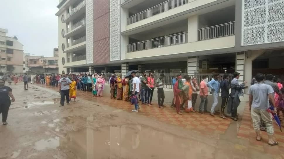 Ahmedabad: વેપારીઓના ફરજિયાત રસીકરણનો આજે છેલ્લો દિવસ, લાગી લાંબી લાઇનો Ahmedabad: વેપારીઓના ફરજિયાત રસીકરણનો આજે છેલ્લો દિવસ, લાગી લાંબી લાઇનો