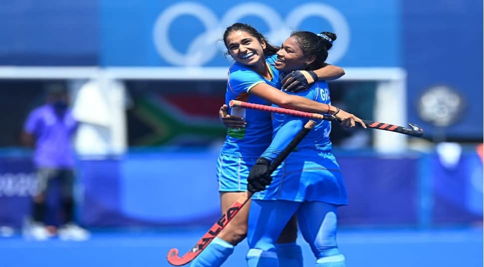 Tokyo Olympics: ભારતીય મહિલા હોકી ટીમે રચ્યો ઈતિહાસ, પ્રથમવાર ઓલિમ્પિકના ક્વાર્ટર ફાઇનલમાં પહોંચી Tokyo Olympics: ભારતીય મહિલા હોકી ટીમે રચ્યો ઈતિહાસ, પ્રથમવાર ઓલિમ્પિકના ક્વાર્ટર ફાઇનલમાં પહોંચી