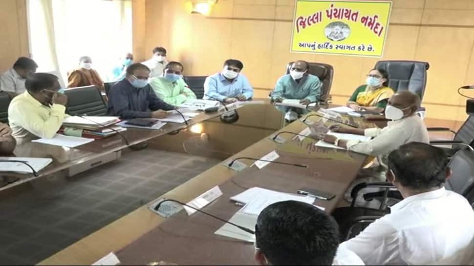 GUJARAT ના સાંસદે અધિકારીઓને ખખડાવ્યા, કહ્યું કામ કરો કોરોનાને નામે લાલીયાવાડી નહી ચાલે GUJARAT ના સાંસદે અધિકારીઓને ખખડાવ્યા, કહ્યું કામ કરો કોરોનાને નામે લાલીયાવાડી નહી ચાલે