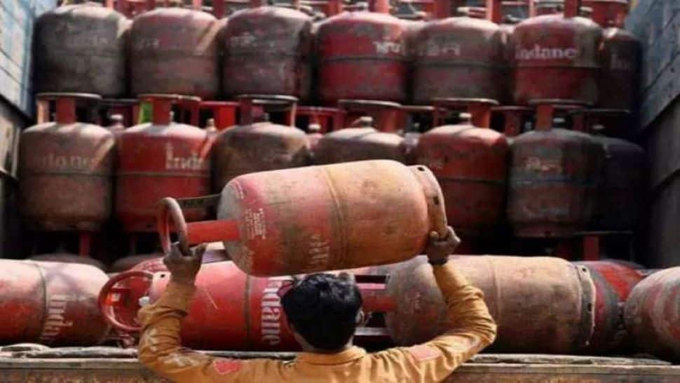 LPG Gas Cylinder Price: મોંઘવારીનો એક વધુ ઝટકો! 73.5 રૂપિયા મોંઘી થઇ રસોઇ ગેસ સિલિન્ડર, અહીં ચેક કરો નવા ભાવ LPG Gas Cylinder Price: મોંઘવારીનો એક વધુ ઝટકો! 73.5 રૂપિયા મોંઘી થઇ રસોઇ ગેસ સિલિન્ડર, અહીં ચેક કરો નવા ભાવ