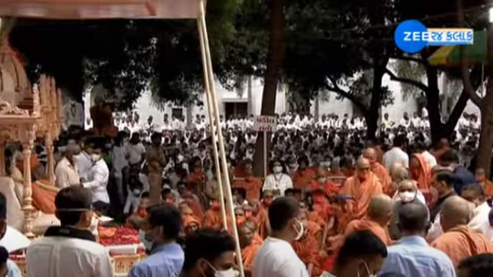 હરિપ્રસાદ સ્વામીજીની અંતિમ વિદાય, CM રૂપાણીએ કર્યા અંતિમ દર્શન હરિપ્રસાદ સ્વામીજીની અંતિમ વિદાય, CM રૂપાણીએ કર્યા અંતિમ દર્શન