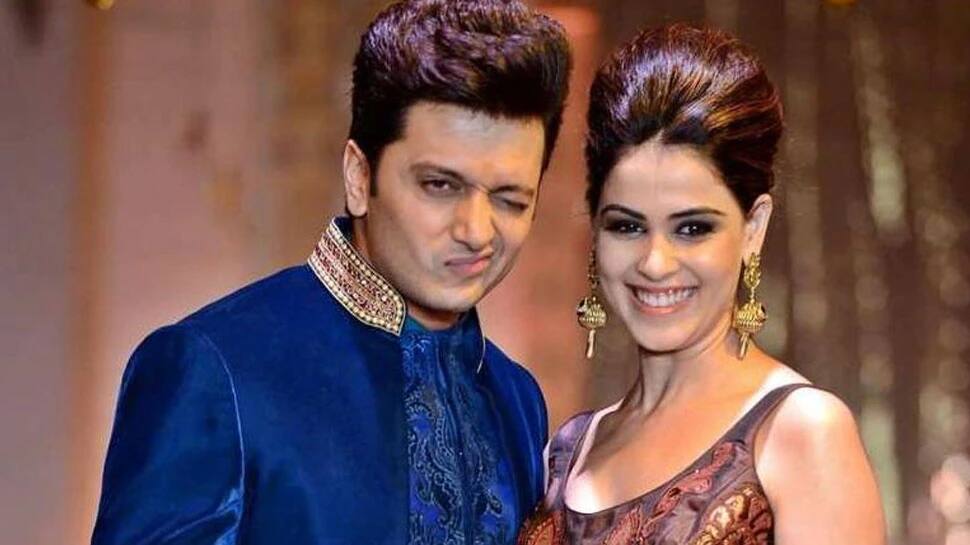 Riteish Deshmukh 8 વખત Genelia ને પગે લાગ્યો, કારણ જાણવા માટે જુઓ VIDEO Riteish Deshmukh 8 વખત Genelia ને પગે લાગ્યો, કારણ જાણવા માટે જુઓ VIDEO