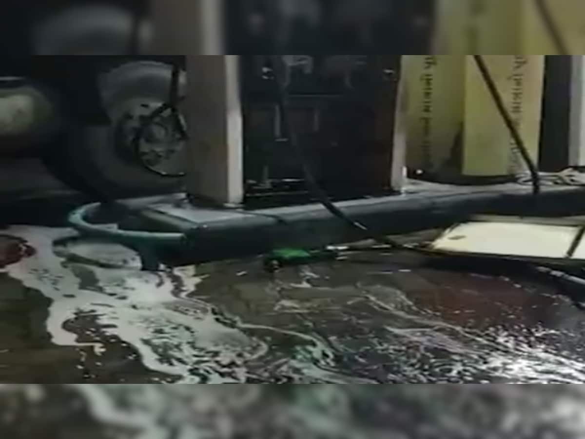 રાજકોટમાં પેટ્રોલ પંપના મશીન સાથે ટ્રક અથડાતા, રોડ પર ડીઝલની નદીઓ વહેતી થઇ