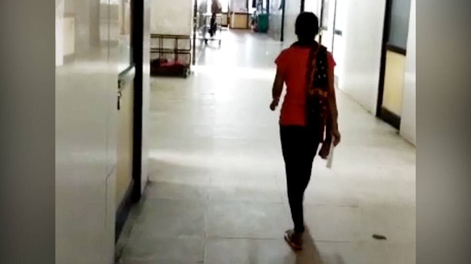 Surat: મોબાઈલ અને રૂપિયા આપવાનું કહી હોસ્પિટલના સર્વન્ટે આચર્યું દુષ્કર્મ, પોલીસે પીડિતાની ફરિયાદ પણ ના નોંધી Surat: મોબાઈલ અને રૂપિયા આપવાનું કહી હોસ્પિટલના સર્વન્ટે આચર્યું દુષ્કર્મ, પોલીસે પીડિતાની ફરિયાદ પણ ના નોંધી