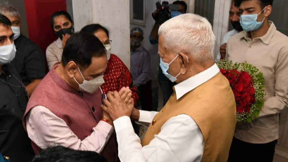 CM Vijay Rupani અને વજુભાઇ વચ્ચે 30 મિનીટની બેઠક, શું વજુભાઈની થશે સક્રિય રાજકારણમાં એન્ટ્રી? CM Vijay Rupani અને વજુભાઇ વચ્ચે 30 મિનીટની બેઠક, શું વજુભાઈની થશે સક્રિય રાજકારણમાં એન્ટ્રી?