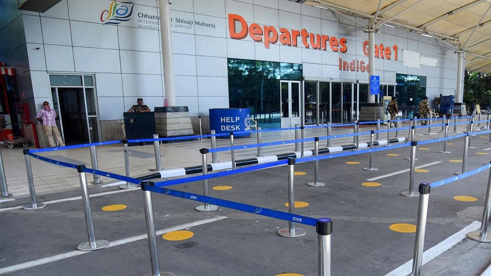Mumbai Airport પર શિવસેનાના કાર્યકરોએ મચાવ્યો હંગામો, Adani Group નું સાઈન બોર્ડ પણ તોડી નાખ્યું Mumbai Airport પર શિવસેનાના કાર્યકરોએ મચાવ્યો હંગામો, Adani Group નું સાઈન બોર્ડ પણ તોડી નાખ્યું