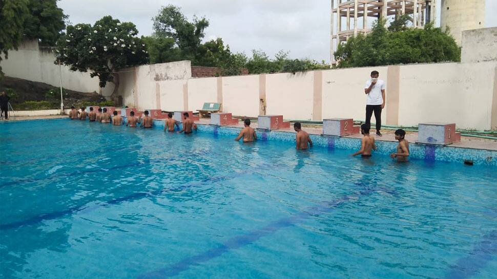 કોરોનાના કેસ ઘટતા ભાવનગરના સ્વિમિંગ પુલ ખુલ્લા મૂકાયા, પરંતુ વેક્સીન વગર પ્રવેશ નહિ કોરોનાના કેસ ઘટતા ભાવનગરના સ્વિમિંગ પુલ ખુલ્લા મૂકાયા, પરંતુ વેક્સીન વગર પ્રવેશ નહિ