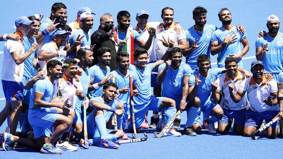 Tokyo Olympics: બ્રોન્ઝ મેડલ જીતનારી ભારતીય ટીમ પર ઇનામોનો વરસાદ, દરેક ખેલાડીના મળશે આટલા કરોડ Tokyo Olympics: બ્રોન્ઝ મેડલ જીતનારી ભારતીય ટીમ પર ઇનામોનો વરસાદ, દરેક ખેલાડીના મળશે આટલા કરોડ