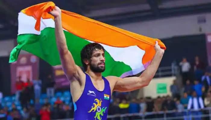 Tokyo Olympics: 10 વર્ષની ઉંમરથી ટ્રેનિંગ, પિતા રોજ 40 કિમી દૂર દૂધ-ફળ આપવા જતા, જાણો કોણ છે રવિ દહિયા Tokyo Olympics: 10 વર્ષની ઉંમરથી ટ્રેનિંગ, પિતા રોજ 40 કિમી દૂર દૂધ-ફળ આપવા જતા, જાણો કોણ છે રવિ દહિયા