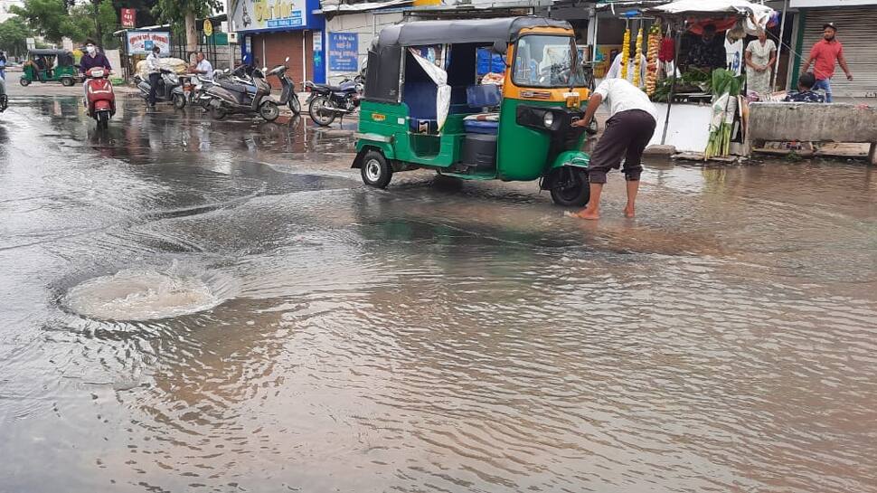 વડોદરામાં વગર વરસાદે રોડ પર પાણી જ પાણી, પીવાના પાણીની લાઇનમાં ભંગાણથી વેડફાટ વડોદરામાં વગર વરસાદે રોડ પર પાણી જ પાણી, પીવાના પાણીની લાઇનમાં ભંગાણથી વેડફાટ