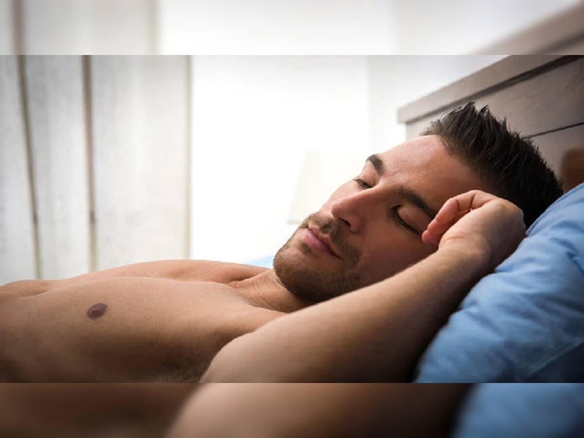 Benefits of Sleeping Naked: પુરુષોએ કપડાં વગર સૂવું જોઈએ, મળશે આ ખાસ લાભ