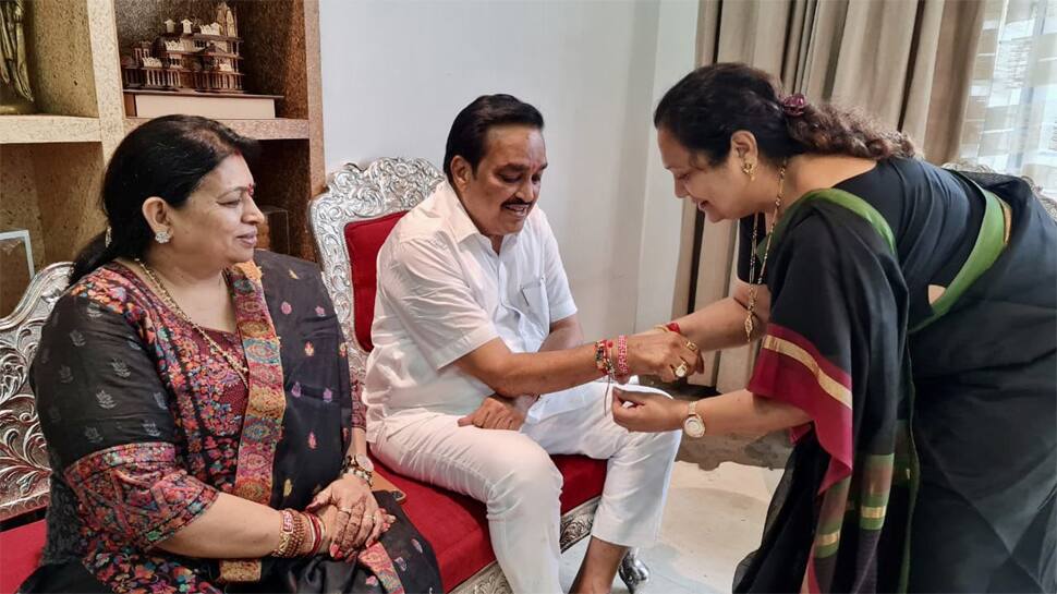 Photos : દર્શના જરદોશે સીઆર પાટીલને બાંધી રાખડી, ભેટમાં માંગ્યું ગુજરાતની બહેન-દીકરીઓની રક્ષાનું વચન Photos : દર્શના જરદોશે સીઆર પાટીલને બાંધી રાખડી, ભેટમાં માંગ્યું ગુજરાતની બહેન-દીકરીઓની રક્ષાનું વચન