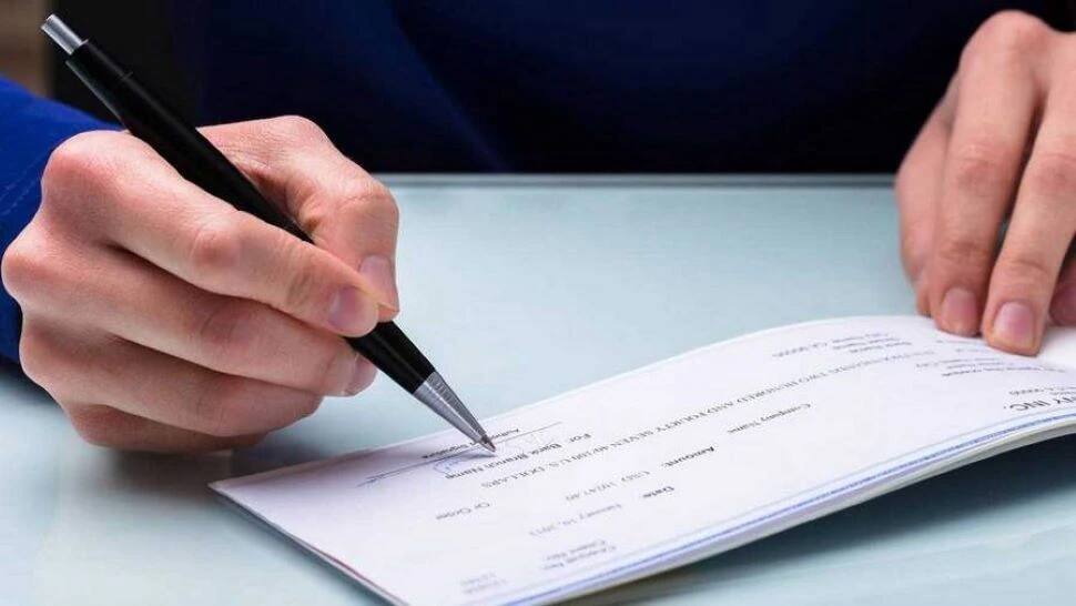 New Rule: સાવધાન! બેંકમાં Cheque આપતાં પહેલાં જાણી લો RBI નો આ નિયમ, નહીતર વેઠવું પડશે ભારે નુકસાન New Rule: સાવધાન! બેંકમાં Cheque આપતાં પહેલાં જાણી લો RBI નો આ નિયમ, નહીતર વેઠવું પડશે ભારે નુકસાન