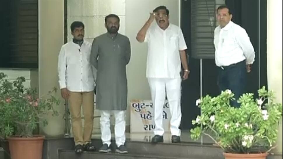 ગાંધીનગરથી Live : દિલ્હીથી આવેલા નામો પર મંત્રણા કરાઈ, ધારાસભ્યોને 2 વાગ્યા સુધી કમલમ પહોંચવાનુ ફરમાન ગાંધીનગરથી Live : દિલ્હીથી આવેલા નામો પર મંત્રણા કરાઈ, ધારાસભ્યોને 2 વાગ્યા સુધી કમલમ પહોંચવાનુ ફરમાન