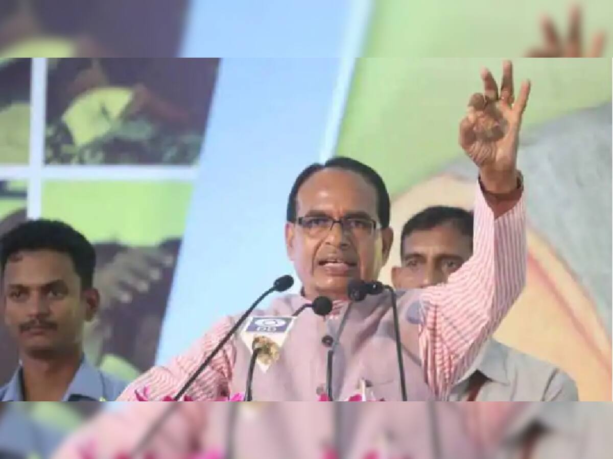 Madhya Pradesh News: CM શિવરાજ સિંહ ચૌહાણે મંચ પરથી બે અધિકારીઓને કર્યા સસ્પેન્ડ, જુઓ Video