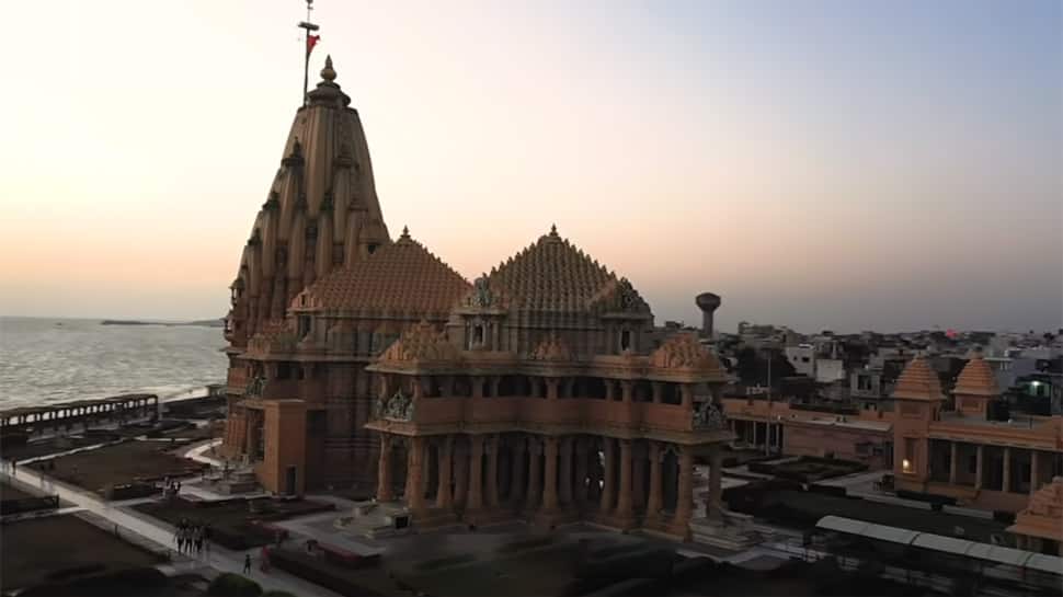 શ્રાવણમાં સોમનાથ મંદિરમાં 18 લાખ ભક્તોએ માથુ ટેકવ્યું, ટ્રસ્ટને થઈ 8 કરોડની આવક શ્રાવણમાં સોમનાથ મંદિરમાં 18 લાખ ભક્તોએ માથુ ટેકવ્યું, ટ્રસ્ટને થઈ 8 કરોડની આવક