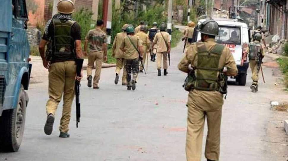 Jammu & Kashmir: કુલગામમાં આતંકવાદીઓની ગોળીબારી, 1 પોલીસ જવાન શહીદ Jammu & Kashmir: કુલગામમાં આતંકવાદીઓની ગોળીબારી, 1 પોલીસ જવાન શહીદ