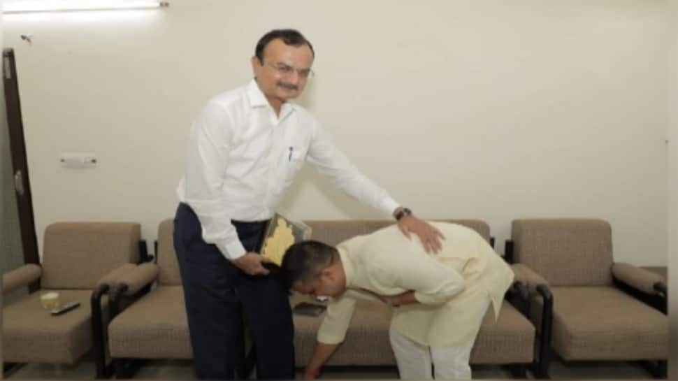 ગાંધીનગરમાં ધમધમાટ : પ્રદીપસિંહ જાડેજાને પગે લાગીને નવા ગૃહરાજ્ય મંત્રી હર્ષ સંઘવીએ ચાર્જ લીધો ગાંધીનગરમાં ધમધમાટ : પ્રદીપસિંહ જાડેજાને પગે લાગીને નવા ગૃહરાજ્ય મંત્રી હર્ષ સંઘવીએ ચાર્જ લીધો