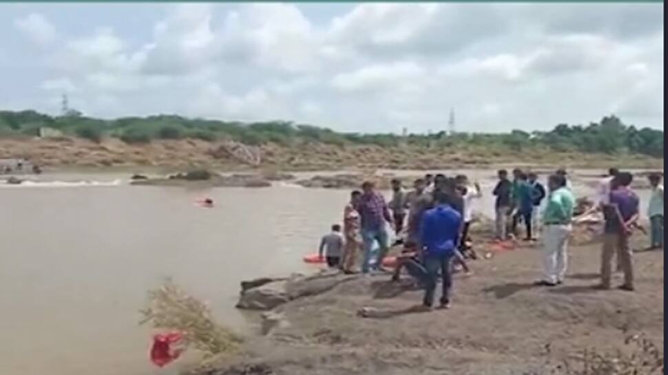 રાજકોટ : રજાના દિવસે વગુદળ નદીમાં ન્હાવા પડેલા ચાર મિત્રો નદીમાં ડૂબ્યા, બેના મોત રાજકોટ : રજાના દિવસે વગુદળ નદીમાં ન્હાવા પડેલા ચાર મિત્રો નદીમાં ડૂબ્યા, બેના મોત