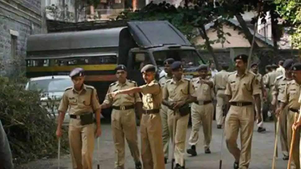 Mumbai માં કપડાં કાઢીને કિન્નરોનો આતંક, પોલીસને પણ છોડ્યા નહી, જાણો પછી શું થયું Mumbai માં કપડાં કાઢીને કિન્નરોનો આતંક, પોલીસને પણ છોડ્યા નહી, જાણો પછી શું થયું
