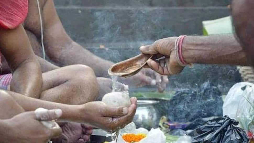 ગુજરી ગયેલા સંબંધીઓ સપનામાં આવે છે? વર્ષો પહેલાં કહેલી વાત યાદ કરાવે છે? જાણો આવું થવા પાછળનું કારણ ગુજરી ગયેલા સંબંધીઓ સપનામાં આવે છે? વર્ષો પહેલાં કહેલી વાત યાદ કરાવે છે? જાણો આવું થવા પાછળનું કારણ