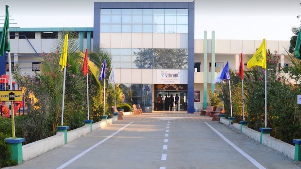 School સંચાલકો દ્વારા બોન્ડના નામે 7 કરોડની છેતરપિંડી, વાલીઓએ કર્યું વિરોધ પ્રદર્શન School સંચાલકો દ્વારા બોન્ડના નામે 7 કરોડની છેતરપિંડી, વાલીઓએ કર્યું વિરોધ પ્રદર્શન