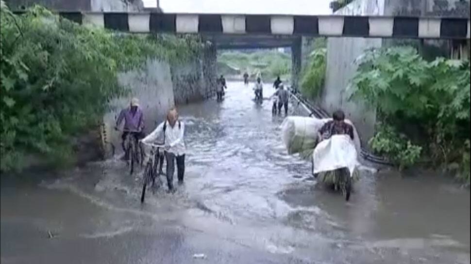 જામનગરમાં વરસાદે ફરી તોબા પોકારી, જોડિયામાં બે કલાકમાં 5 ઈંચ વરસાદ ખાબક્યો જામનગરમાં વરસાદે ફરી તોબા પોકારી, જોડિયામાં બે કલાકમાં 5 ઈંચ વરસાદ ખાબક્યો