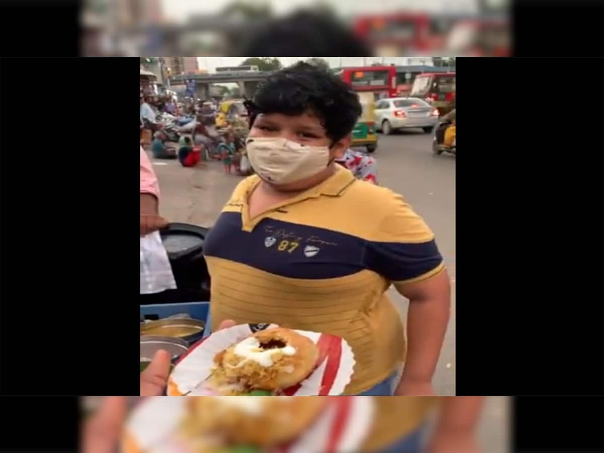ગુજરાતમાં ટ્રેન્ડિંગ થયો આ છોકરાનો વીડિયો, જે રેલવે સ્ટેશન પર વેચી રહ્યો છે દહી કચોરી 