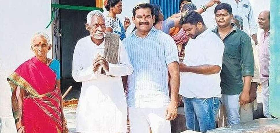 Andhra Pradesh: 1 મતથી ચૂંટણી હારી ગયા, છતાં ઉમેદવારે આપેલું વચન પાળ્યું અને ગરીબને ઘર બનાવી આપ્યું Andhra Pradesh: 1 મતથી ચૂંટણી હારી ગયા, છતાં ઉમેદવારે આપેલું વચન પાળ્યું અને ગરીબને ઘર બનાવી આપ્યું
