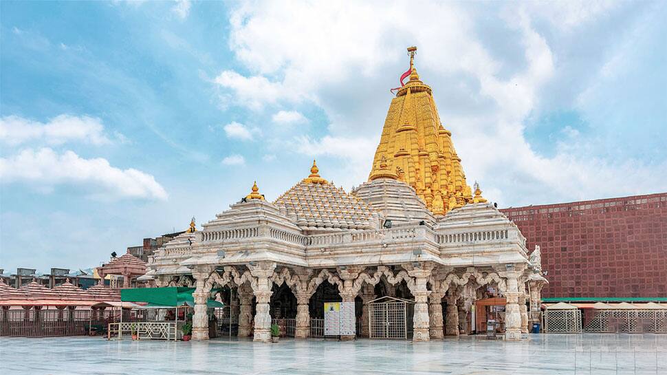 Ambaji માં વર્ષોથી કરાય છે પ્રક્ષાલન વિધિ, જાણો કેમ આખા મંદિરનો ખુણે ખુણો સાફ કરાય છે? Ambaji માં વર્ષોથી કરાય છે પ્રક્ષાલન વિધિ, જાણો કેમ આખા મંદિરનો ખુણે ખુણો સાફ કરાય છે?